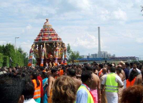 印度教徒在他们的寺庙和哈姆 Uentrop 的 THTR 前游行