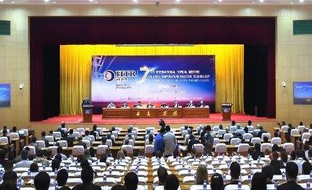 Bereits am 28. Oktober 2014 fand in der Tsinghua-Universität in der Nähe des im Bau befindlichen Hochtemperatur-Reaktors der 7. internationale Kongress zur HTR-Technologie statt.
