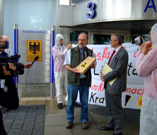 Horst Blume übergibt 4000 Unterschriften an Michael Schroeren